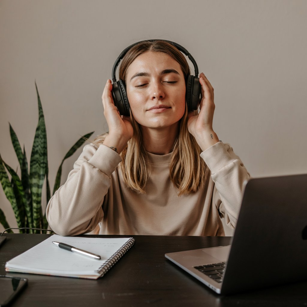 mujer joven escucha música trabajando
